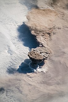 Éruption du volcan Raikoke, dans les îles Kouriles. À l'échelle de l'histoire humaine, ce volcan n’est pas très actif : ses dernières éruptions ont eu lieu en 1778, en 1924 et en 2019 (le 22 juin à 4h00, heure locale). Un vaste panache de cendres et de gaz volcaniques est alors projeté jusque dans la stratosphère à partir de son sommet de 700 mètres. Plusieurs satellites et les astronautes de la station spatiale internationale l'ont observé comme un panache rose épais, qui s'oriente vers l’Est à mesure qu'il est entrainé par une tempête dans le Pacifique Nord. L'anneau des nuages à la base de la colonne semble être de la vapeur d’eau.