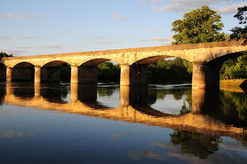 File:Refelections of the Dordogne river bridge near Domme - Cenac at 29 May 2015 - panoramio.jpg