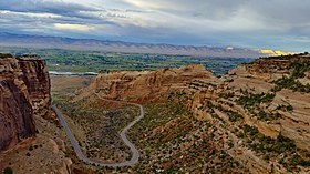 Ansicht des Rim Rock Drive im Juli 2017.