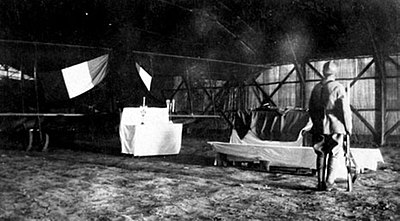 La chapelle ardente en hommage au capitaine Robert Martinet à Mikra en Grèce, le 10 avril 1917.