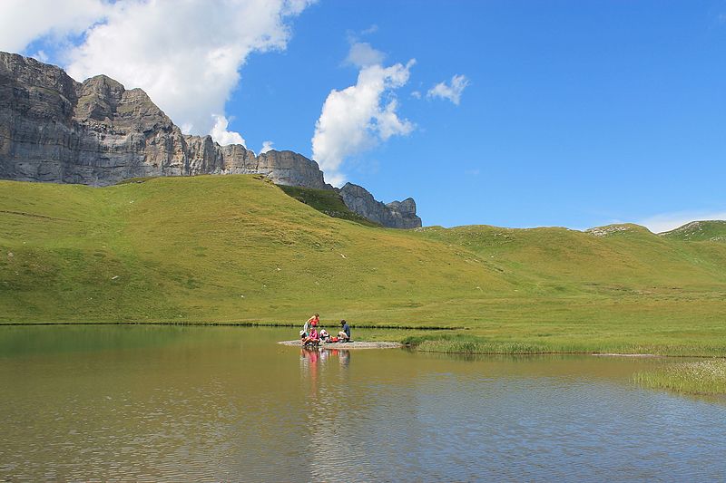 File:Rochers des Fiz et lac d’Anterne-août 2016-1.jpg