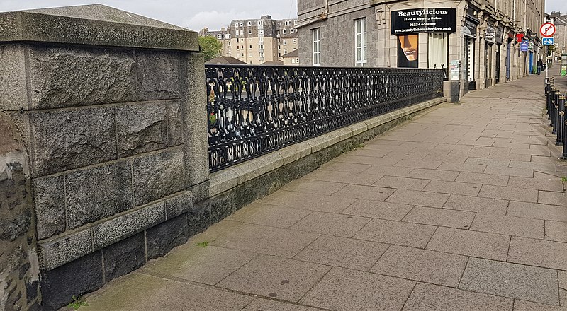 File:Rosemount Viaduct railings, Aberdeen.jpg