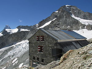 Die Rothornhütte vor der Wellenkuppe, links im Hintergrund das Matterhorn