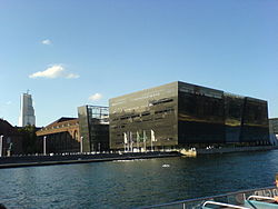 Tanskan kuninkaallisen kirjaston päärakennus Kööpenhaminassa. Rakennus koostuu vanhasta yliopistokirjaston rakennuksesta ja uudesta osasta (1999).