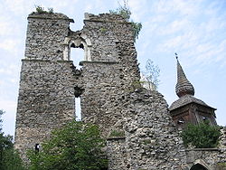 Középkori templomának romjai, mellette a görögkatolikus templom