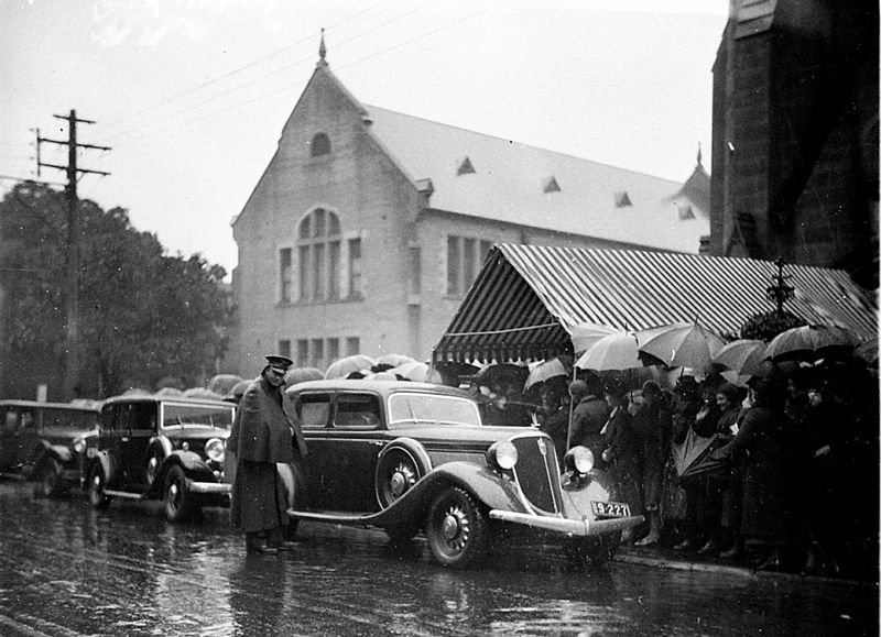 File:SLNSW 10226 Guests leave the church in rain.jpg