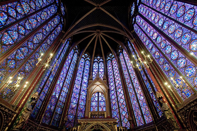 Photographie contemporaine des vitraux est de la Sainte-Chapelle, à dominante bleue.