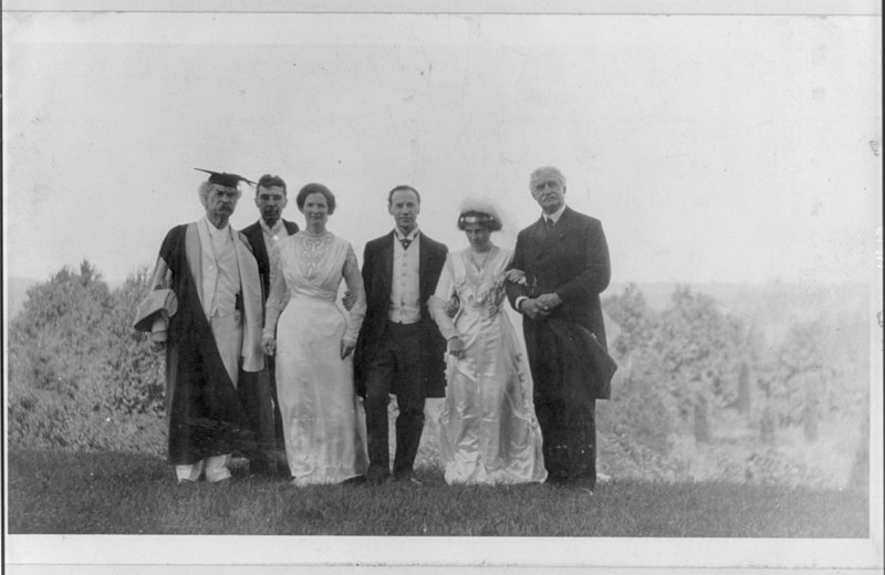 File:Samuel Langhorne Clemens, 1835-1910, full-length portrait, standing, facing right, wearing cap and gown, with 5 other people at the wedding of Clara Clemens LCCN2005680097.jpg