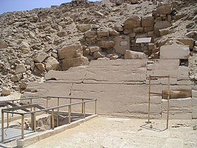 Face nord de la pyramide d'Ounas avec l'accès aux appartements funéraires