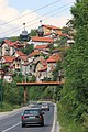 Silnice směřující okolo města s lanovkou na vrchol Trebević