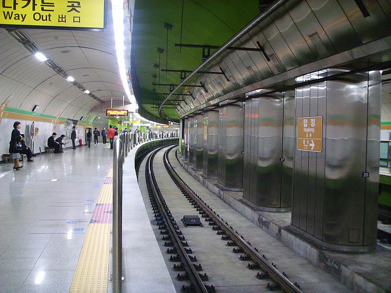 File:Seoul Subway 6 Hapjeong Station.jpg