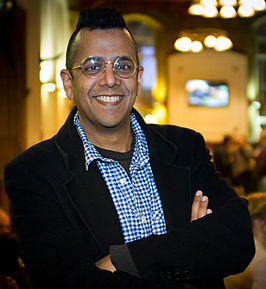 Singh in 2013 bij de Merseyside Skeptics Society.