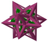 Triacontaedro convexo y mediano triacontaedro rómbico (ambos mostrados con simetría tetraédrica); y a la derecha el politopo compuesto de los sólidos de Kepler-Poinsot