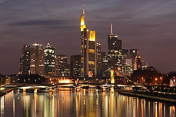 Vue de nuit des gratte-ciel illuminés du centre-ville de Francfort-sur-le-Main dans la Hesse (Allemagne), depuis le pont Deutschherrn. (définition réelle 3 888 × 2 592*)