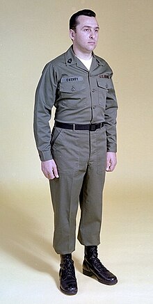 A U.S. Army soldier wearing an OG-507 uniform in 1977. Soldier models durable press OG-507 uniform, 1977.jpg