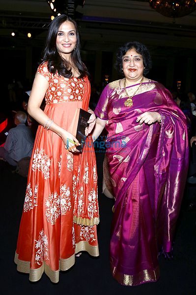 File:Soundarya and Latha Rajinikanth at NDTV Indian Of The Year 2013 awards.jpg