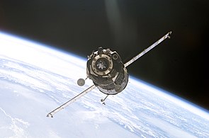 Sojuz TMA-1 lähestymässä ISS-avaruusaseman Pirs-telakointiosastoa.