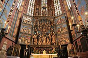 English: The Wit Stwosz Altar in St. Mary's Church, Kraków. A nun opens the altar.