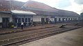 Stasiun Karawang dipotret dari dalam kereta api Cilamaya/Walahar Ekspres, 2019 dan sudah memasang papan nama stasiun terbaru versi 2017