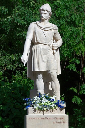 Estatua de Rollo en Rouen.  Hay dos réplicas de bronce de esta estatua: una en Ålesund (Noruega) y la otra en Fargo, Dakota del Norte (Estados Unidos)