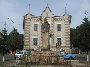 Statuia Margaretei Mușat și fosta Policlinică Siret