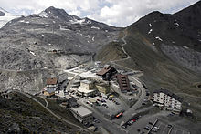 Vue du col du Stelvio depuis le piz da las Trais Linguas.