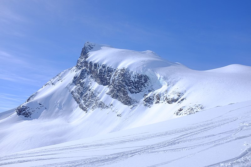 File:Storebjørn mountain in Jotunheimen Nasjonal Park.jpg