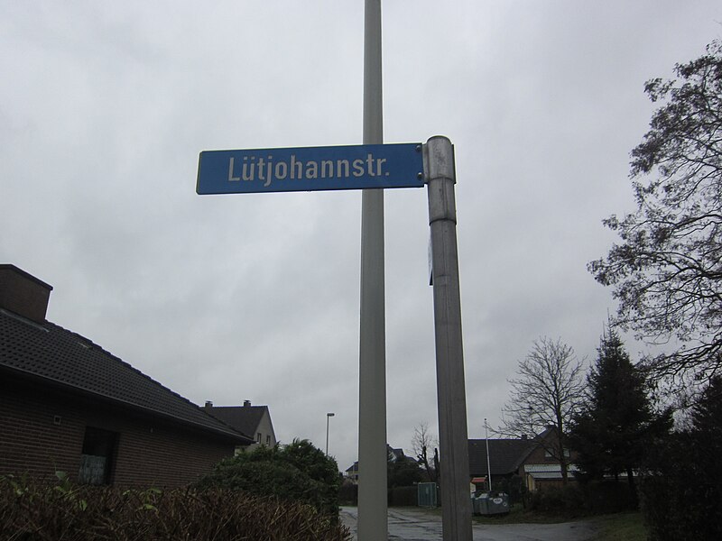 File:Straßenschild Lütjohannstraße.jpg