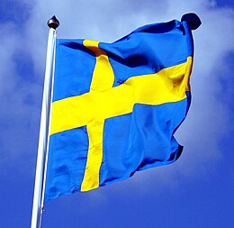 Schwedische Flagge mit blauem Himmel dahinter ausschnitt.jpg