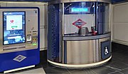 Миниатюра для Файл:Taquilla-puesto de atención en el nuevo vestíbulo inferior de la estación de Gran Vía, Metro de Madrid.jpg