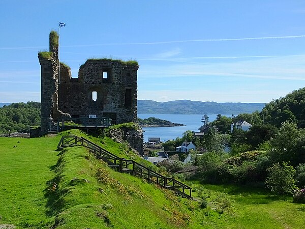 Ruinous Tarbert Castle. This royal fortress in northern Kyntyre seems to have been constructed in the aftermath of the Scottish campaign against Ruaid