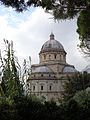 Tempio Di Santa Maria della Consolazione incorniciato dal verde di Todi..JPG