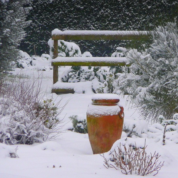 File:Terracotta urn in snow - geograph.org.uk - 1149244.jpg