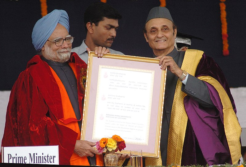 File:The Chancellor, Banaras Hindu University, Dr. Karan Singh presenting Honorary Doctorate Degree to the Prime Minister, Dr. Manmohan Singh, at the ‘90th Convocation Ceremony’ in Varanasi on March 15, 2008.jpg