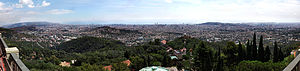 Barcelona des del Tibidabo. Foto panoràmica de la ciutat per situar-la tota sencera