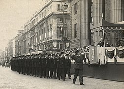 Marche irlandaise de recrues de Gardaí Síochána devant la poste centrale lors du Tostal (en) de 1954.