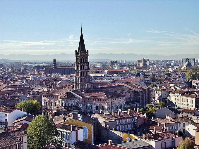 The basilica of Saint-Sernin in Toulouse is the archetype of large pilgrimage churches, where pilgrims could walk around the church via the transept and the choir chapels.