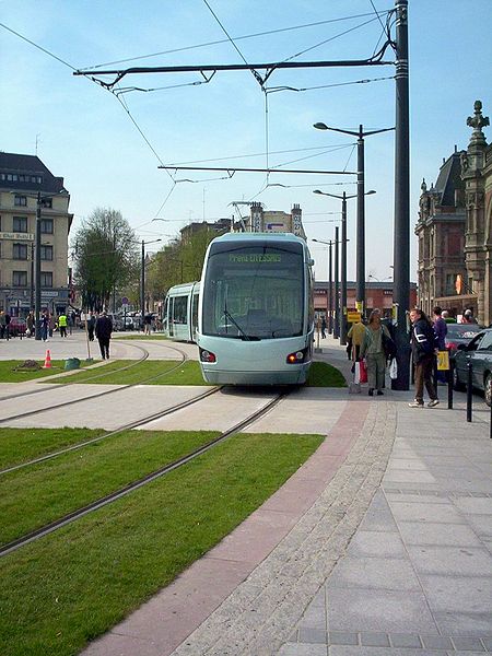 File:Tramway valenciennes place gare.jpg