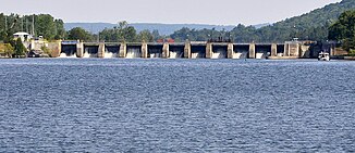 Rzeka Trent na południe od zapory i śluz Batawa