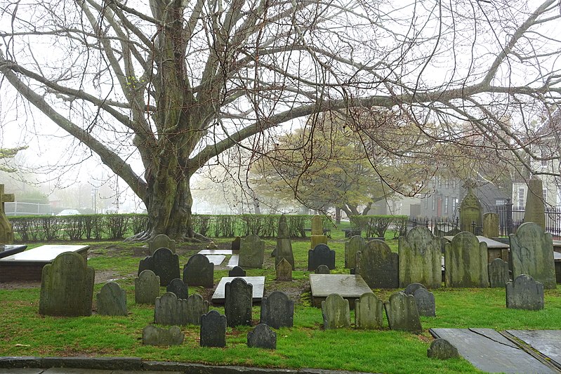 File:Trinity Church graveyard - Newport, Rhode Island - DSC04082.jpg