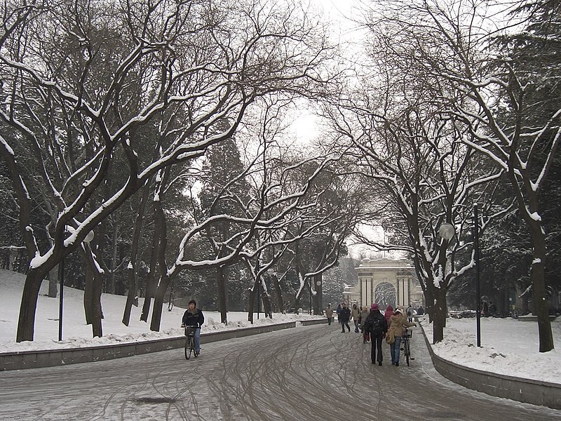 File:Tsinghua University - snowy path to white gate.JPG