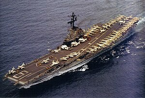 Pearl Harbor-dan tashqarida USS Hancock (CVA-19) 1968.jpg