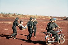 Vietcongleden dragen een doek met een Amerikaanse krijgsgevangene naar een uitwisselingspunt in ruil voor de vrijlating van een aantal Vietcongsoldaten en soldaten van het Noord-Vietnamese leger (1973).