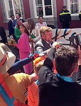 Bredestraat, koning Willem-Alexander 'bokst' met toeschouwers
