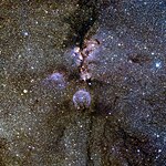 Europeiska sydobservatoriets VISTA-teleskop - ett infraröd-fotografi av NGC 6334.