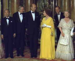 Au côté d’Élisabeth II, de James Callaghan, de Takeo Fukuda, du prince Philip et de la reine mère Elizabeth dans le cadre du G7 de Londres de mai 1977.