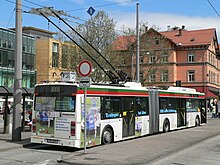 Ein Oberleitungsbus der Linie 118 vor dem Bahnhof