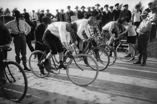 Спорт в 19 веке. Велосипедный спорт 19 века. Велодром Екатеринбург 1900. Велоспорт в России 19 век. Велосипедный спорт в 20 веке в России.