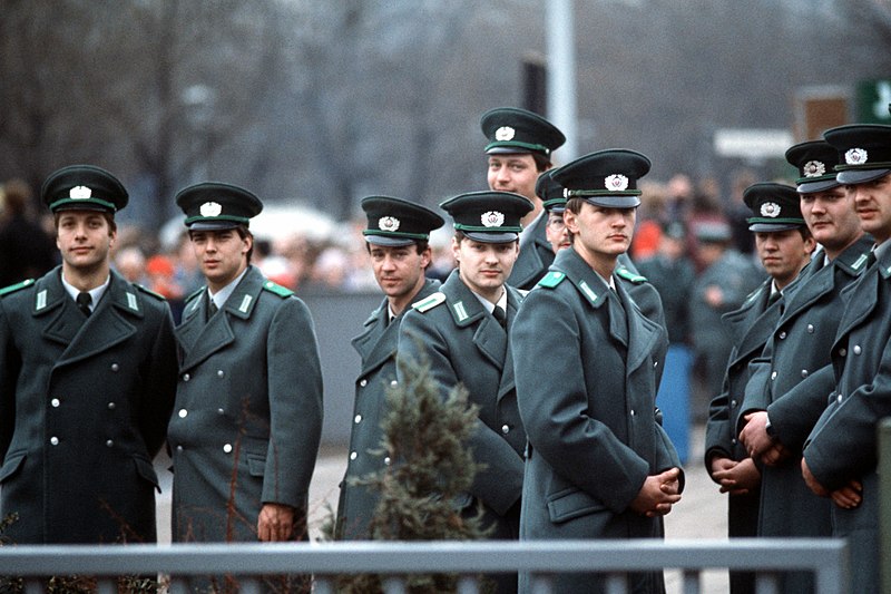 Die Deutsche Volkspolizei ( VP - DVP - VOPO ) 800px-Volkspolizei_in_Berlin_1989