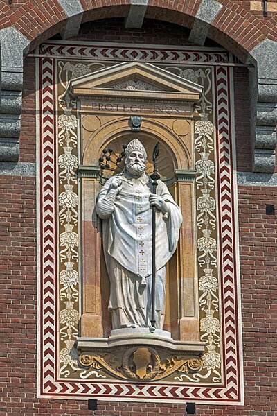 File:Wall art at Castello Sforzesco, main courtyard.jpg